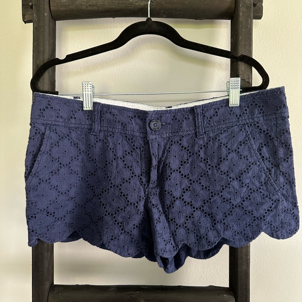 Lilly Pulitzer navy 3” inseam scalloped Walsh shorts